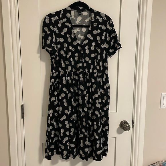 Stylish Black Dress with White Pineapple Pattern - Picture 1 of 7